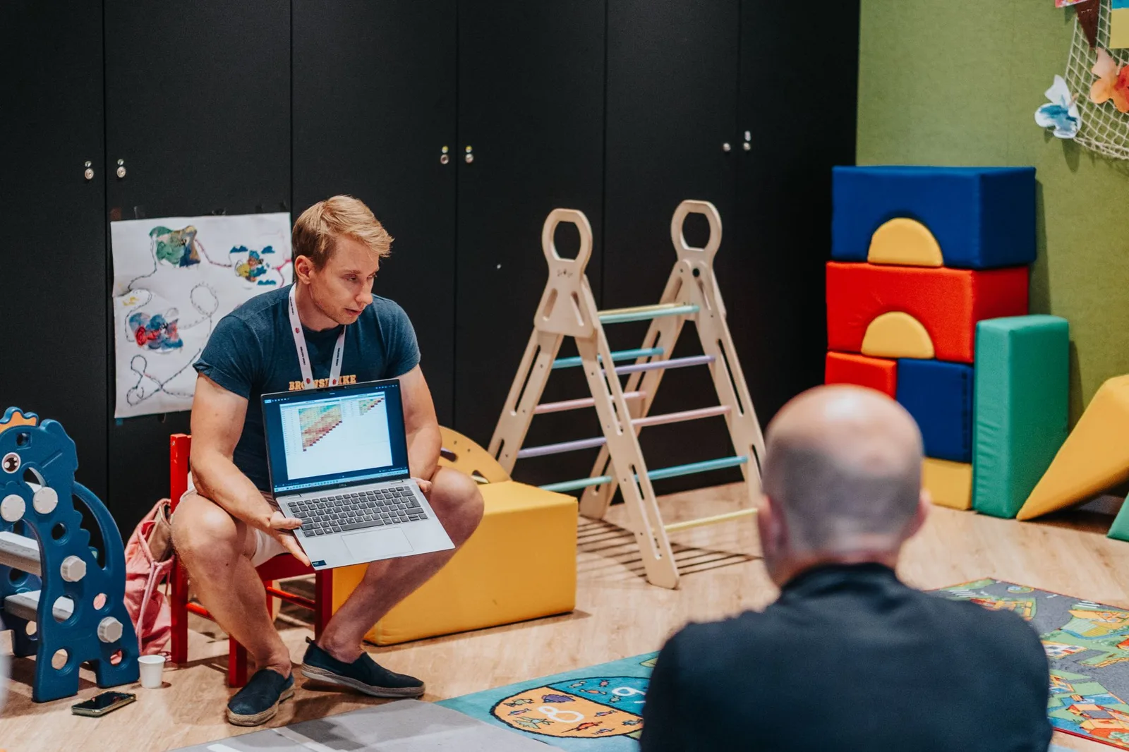 Adam presenting a cohort analysis at Measurecamp Brno